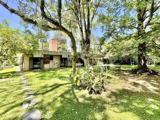 Casa em Rua Fechada para Venda em Cotia - 1